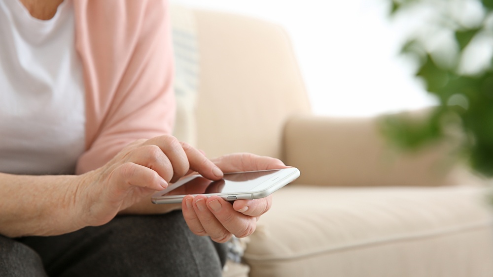 wellspect-elderly-woman-using-smartphone.jpg